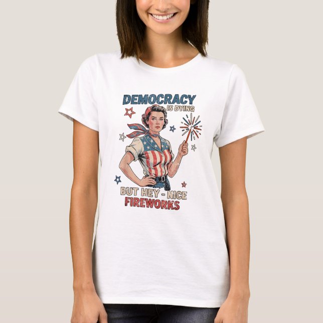 Demokratie stirbt, aber Hey, nette Feuerwerke T-Shirt (Vorderseite)
