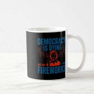 Demokratie stirbt, aber Hey, netter Feuerwerk 4. J Kaffeetasse