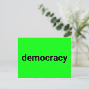 Demokratische minimalistische Typografie neon grün Postkarte