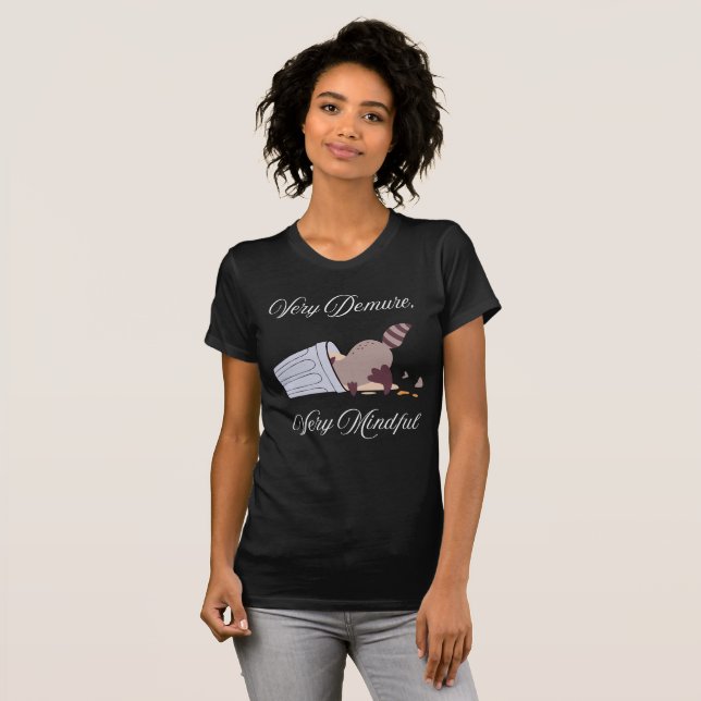 Demure und Mindful. Auch ein Raccoon. T-Shirt (Vorne ganz)