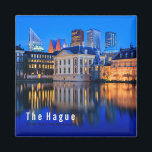 Den Haager Skyline-Magneten mit blauer Stunde Text Magnet<br><div class="desc">Souvenir Foto Magnet der Skyline der Stadt Den Haag,  der Regierungszentrum der Niederlande,  am Anfang des Abends in Blue Hour mit den modernen Architekturhochhäusern hinter dem historischen Mauritshuis Museum,  Binnenhof Parlament Gebäude und Hofvijver See mit dem Text: "Den Haag,  die Niederlande".</div>