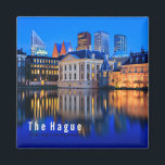 Den Haager Skyline-Magneten mit blauer Stunde Text Magnet<br><div class="desc">Souvenir Foto Magnet der Skyline der Stadt Den Haag,  der Regierungszentrum der Niederlande,  am Anfang des Abends in Blue Hour mit den modernen Architekturhochhäusern hinter dem historischen Mauritshuis Museum,  Binnenhof Parlament Gebäude und Hofvijver See mit dem Text: "Den Haag,  die Niederlande".</div>