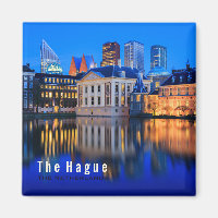 Den Haager Skyline-Magneten mit blauer Stunde Text