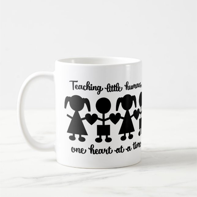 Den kleinen Menschen ein Herz nach dem anderen bei Kaffeetasse (Links)