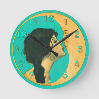 Den Mond küssen Runde Wanduhr