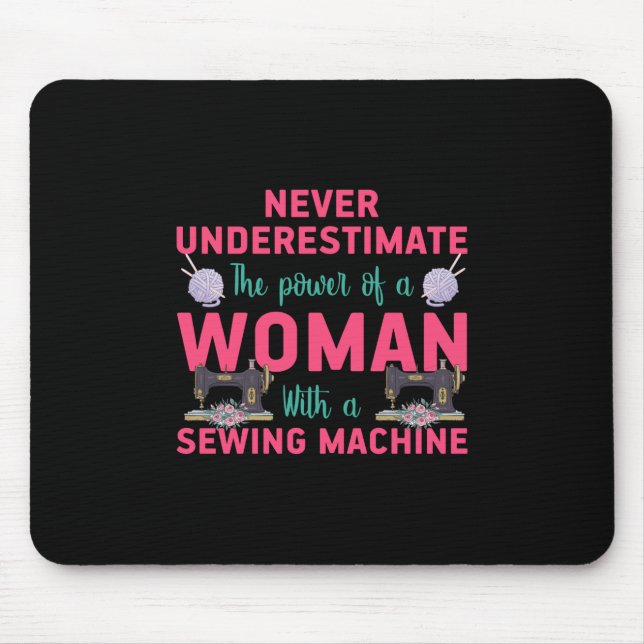 Den Power einer Frau mit einer Nähmaschine löschen Mousepad (Vorne)