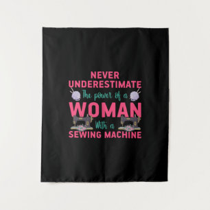 Den Power einer Frau mit einer Nähmaschine löschen Wandteppich
