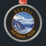 Denali Nationalpark Retro Distressed Circle Ornament Aus Metall<br><div class="desc">Denali Vektorgrafik Design. Der Park hat Terrain von Tundra,  Fichtenwald und Gletscher,  der Park ist Zuhause für Wildtiere inklusive Grizzlybären,  Wölfe,  Elche,  Karibu und Dall Schafe.</div>