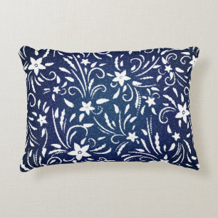 Denim Blooms: Blumenmuster Hintergrund Dekokissen