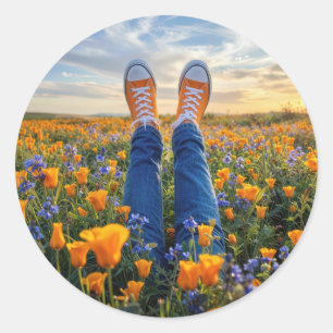 Denim-Jeans und orange Sneaker in Blumen Runder Aufkleber