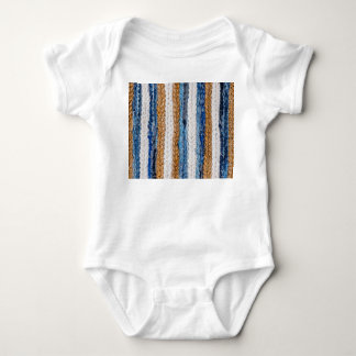Denim-Patchwork: Teppich aus recycelten Jeans. Baby Strampler