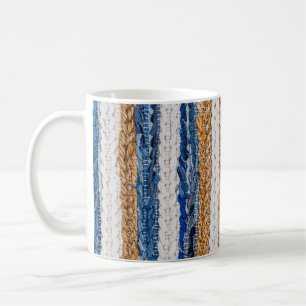 Denim-Patchwork: Teppich aus recycelten Jeans. Kaffeetasse