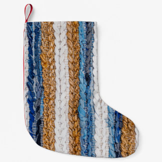 Denim-Patchwork: Teppich aus recycelten Jeans. Kleiner Weihnachtsstrumpf