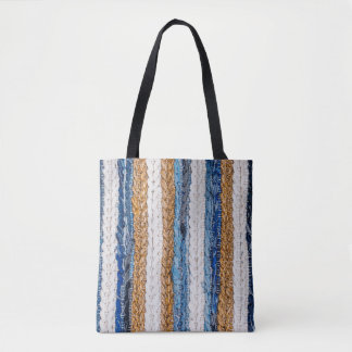Denim-Patchwork: Teppich aus recycelten Jeans. Tasche