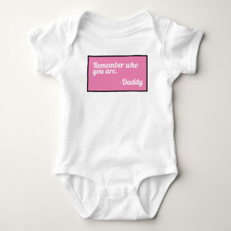 "Denk daran, wer du bist, für das kleine Mädchen Baby Strampler