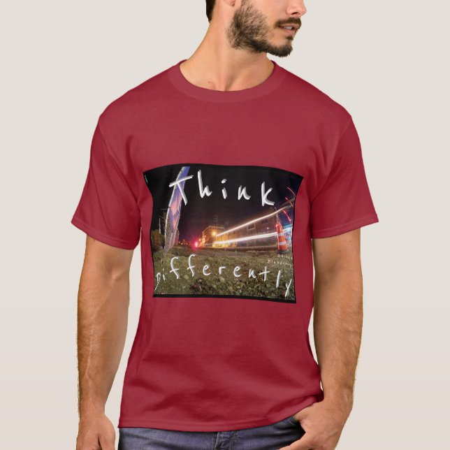 Denke anders Extended Blundering-Shirt T-Shirt (Vorderseite)