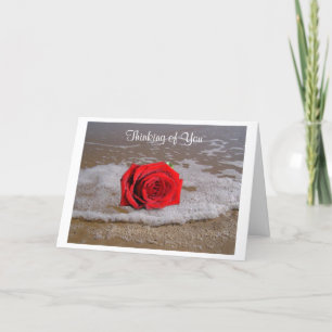 Denken Sie an Sie Rote Rose Auf Strand Grußkarte Karte