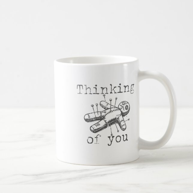 Denken Sie an Voodoo Doll Funny Halloween 2024 Kaffeetasse (Rechts)