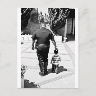 Denken Sie daran, Polizist zu betreuen Postkarte
