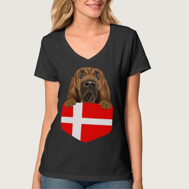 Denmark Flag Bloodhound Dog In Pocket T-Shirt (Vorderseite)
