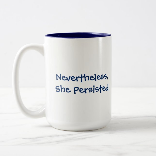 "Dennoch, bestand sie" Marine u. Weiß-Zitat fort Zweifarbige Tasse (Links)