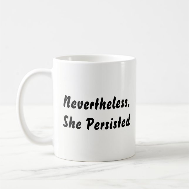 "Dennoch, bestand sie" schwarzes u. weißes Zitat Kaffeetasse (Links)