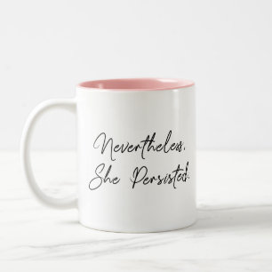 "Dennoch, bestand sie" Typografie-Zitat fort Zweifarbige Tasse