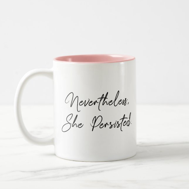 "Dennoch, bestand sie" Typografie-Zitat fort Zweifarbige Tasse (Links)