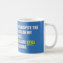 Dennoch trotz des Blickes auf meinem Gesicht Kaffeetasse
