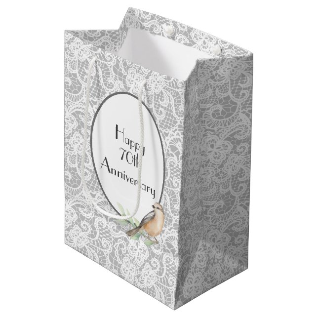 Dentelle du 70e anniversaire sur sac cadeau moyen  (Devant Angle)