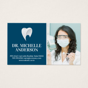 Dentiste tenant des outils dentaires   Logo des de
