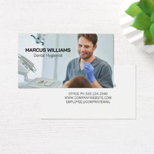 Dentiste travaillant avec le patient