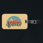 Denver Colorado City Skyline Vintag Cityscape Gepäckanhänger<br><div class="desc">Vintages und retro City Design mit wunderschöner Skyline, touristischer Attraktion und Stadtbild. Cooler Wolkenkratzer und Gebäude Silhouette Illustrationen für Touristen und Reisende. Ideal als Souvenir, um Zuhause auf Reisen zu bringen. Rett die Erinnerung an deine Reise und Ferien mit Familie und Freunden. Die Hintergrundfarbe kann auf die gewünschte Farbe angepasst...</div>