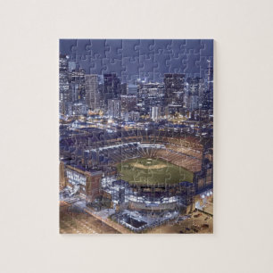 Denver-Stadt-Skyline und Coors Feld nachts