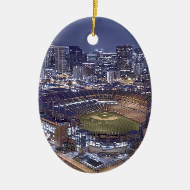 Denver-Stadt-Skyline und Coors Feld nachts Keramikornament (Vorne)