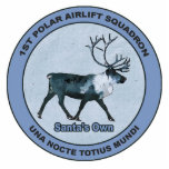 Der 1. Polar Airlift-Sqdn des Weihnachtsmanns - ge Fotoskulptur Magnet<br><div class="desc">Die neue Version des mythischen 1. Polar Airlift-Squadron, dem die acht Rentiere des Weihnachtsmanns zugeordnet sind, ist mit den Nachtoperationen, arktisch/polblau, gedämpft, getarnt und getarnt. Dasher, Dancer, Prancer, Vixen, Comet, Cupid, Donner und Blitzen sind dabei. Ein Rentier (Karibu) erscheint in einem blauen Ring. Textlesen, "1ST POLAR AIRLIFT SQUADRON" und das...</div>
