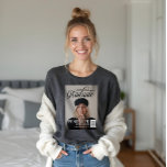 Der Abschluss des Graduate Script Foto Magazine<br><div class="desc">Setzen Sie Ihren Abschluss auf das Cover ihrer eigenen personalisierten Magazin-Cover mit unserem lustigen Magazin-inspiriert Abschluss-T - Shirt. Das Design zeichnet sich durch ein vollständiges Foto-Design aus, um das Foto des Absolventen zu zeigen. "The Graduate" wird in einem stilvollen Skript überlagert. Personalisieren Sie Ihren Vornamen, Nachname, Abschluss und Schulname. Design...</div>