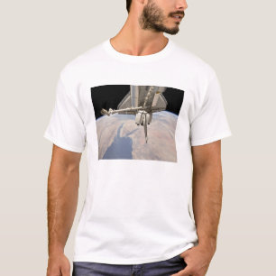 Der Achternabschnitt der angekoppelten Raumfähre T-Shirt