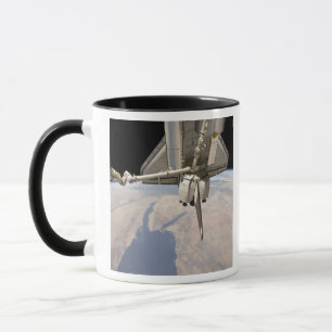 Der Achternabschnitt der angekoppelten Raumfähre Tasse