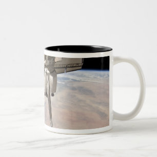 Der Achternabschnitt der angekoppelten Raumfähre Zweifarbige Tasse