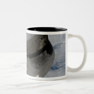 Der Achternteil der Raumfähre-Bemühung 2 Zweifarbige Tasse