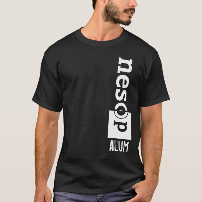 Der Alaun-T - Shirt der Frauen - Dunkelheit (Vorderseite)