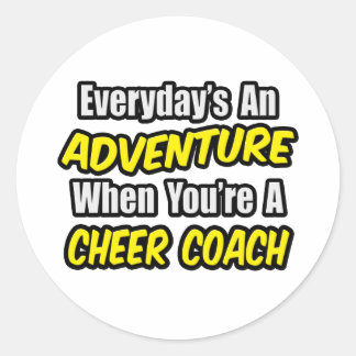 Der Alltag ist ein Abenteuer...Cheer Coach Runder Aufkleber