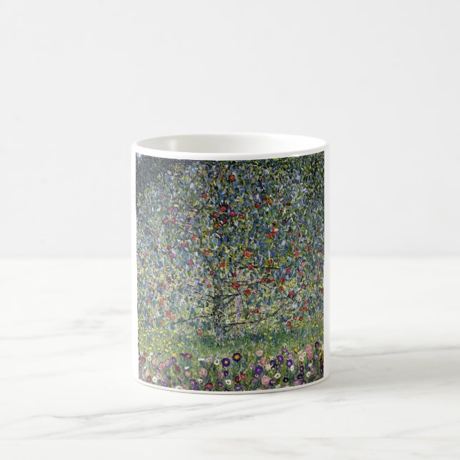 Der Apfelbaum (von Gustav Klimt) Kaffeetasse (Mittel)