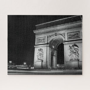 Der Arc de Triomphe nachts in Paris