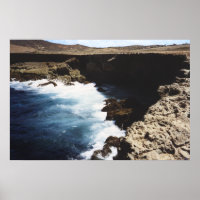 Der Aruba-Ozean bricht auf den Felsen ab