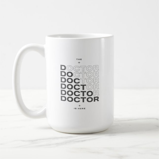 Der Arzt ist hier Minimaler Textdesign Kaffeetasse (Links)