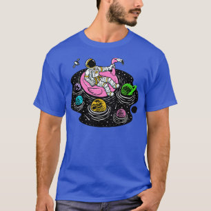 Der Astronaut sitzt in einem Raumpool auf einem ro T-Shirt