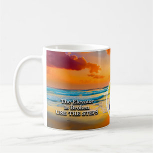 Der Aufzug ist ein Slogan für die zerbrochene Erho Kaffeetasse