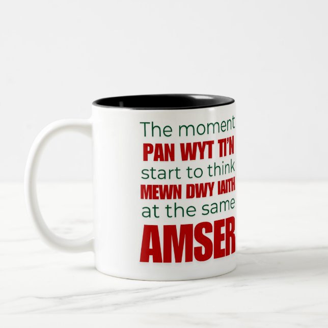 Der Augenblick, in dem es losgeht - Walisisches Cy Zweifarbige Tasse (Links)